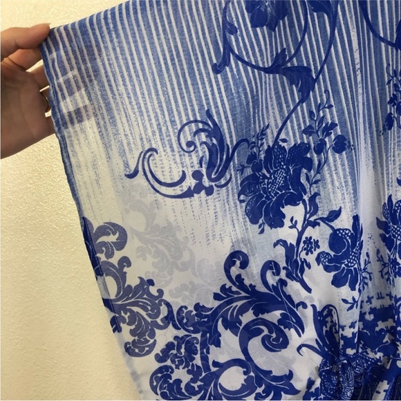 Blue White Sheer Floral Patterned Top - Picture 7 of 16